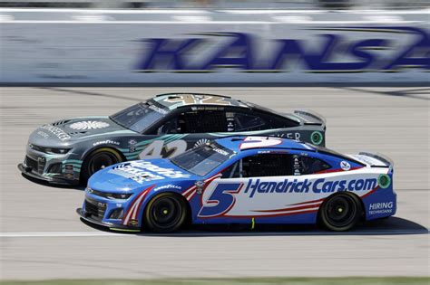 Hamlin bumps Larson for lead on final lap to win at Kansas
